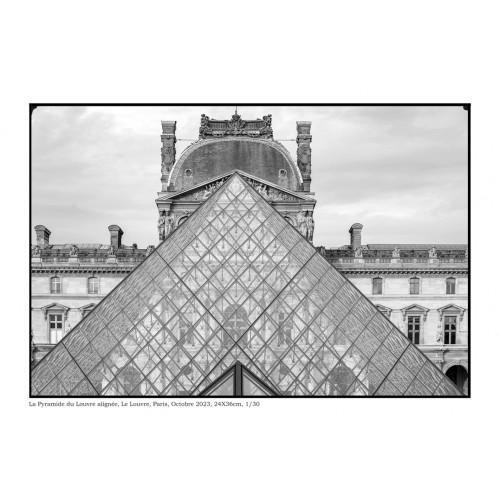La Pyramide du Louvre alignée